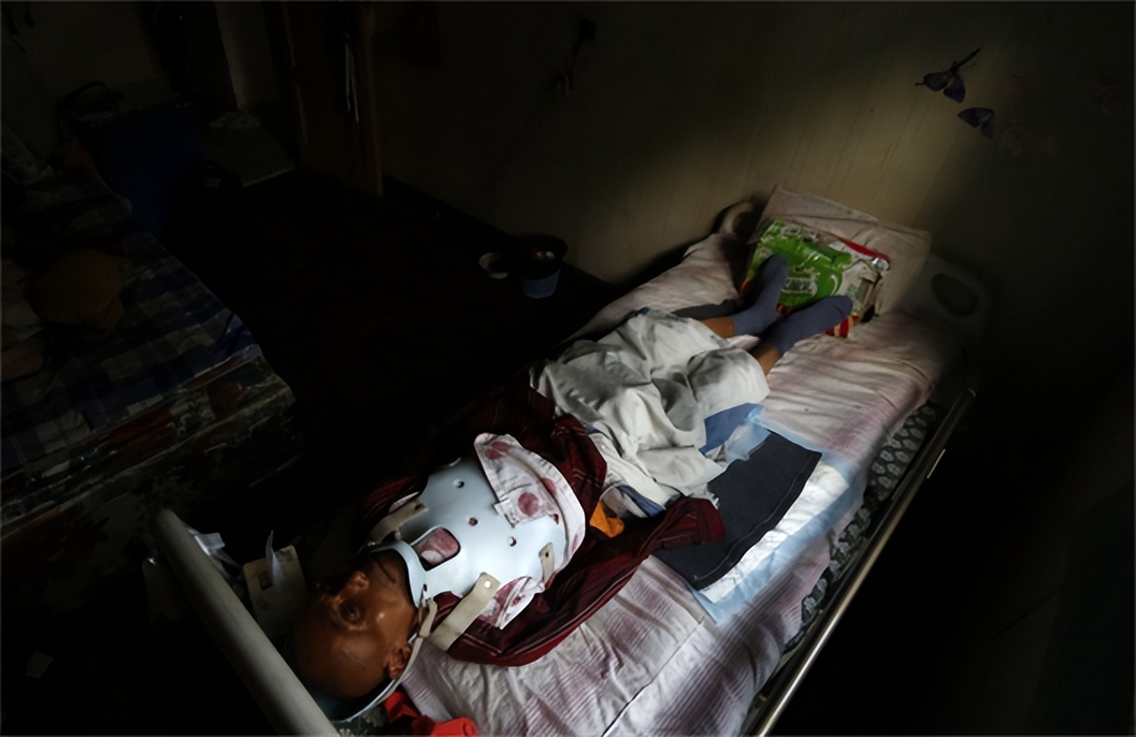 2015年，安徽女孩上街“扮牛”让人骑5元一次，背后隐情催人泪下