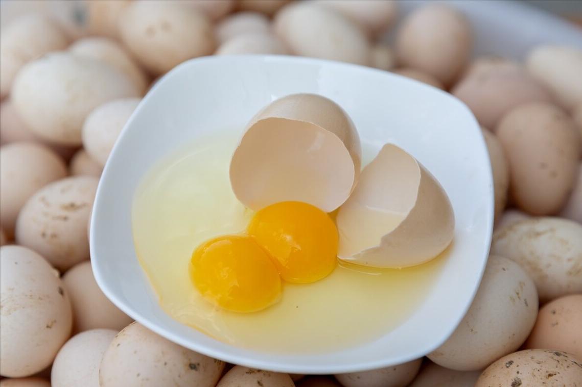 超市便宜的鸡蛋和贵的有什么区别,鸡蛋是买大点的好还是小点的好