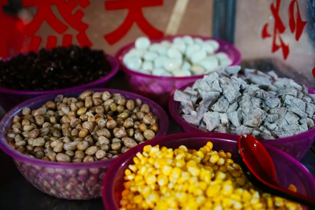 早餐烤乳猪，海鲜论盆卖？这座海岛小城舒坦得有点离谱了