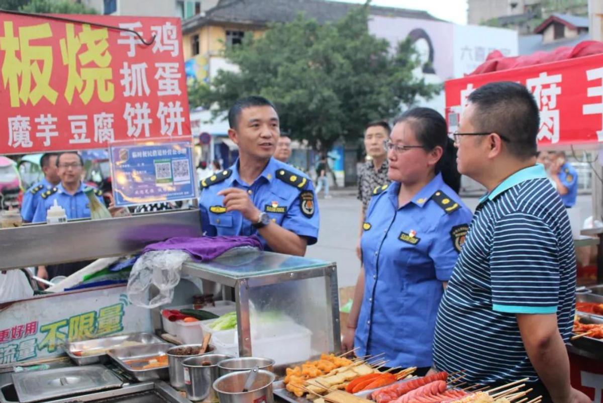 七旬摊贩竟然当众掌掴城管,地摊老汉当街掌掴城管怒吼