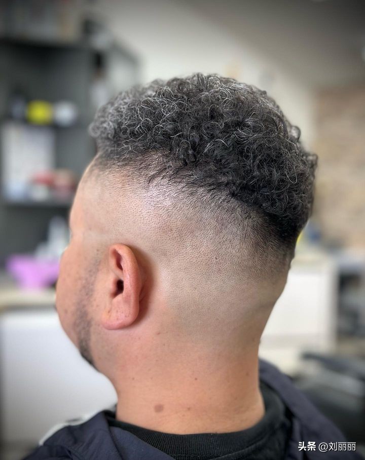 周围铲青男士发型,两边铲短发型男学生