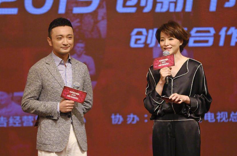 尼格买提隐婚多年的娇妻终于曝光,尼格买提与金发美女谈恋爱