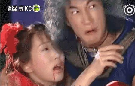 牛角胸罩，诱惑式舔刀尖，这些颠覆三观的镜头，看完让人一言难尽