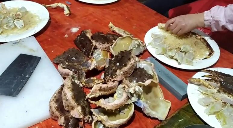 宁波男子随礼500元到农村喝喜酒，吃到帝王蟹，竟发圈吐槽吃不饱