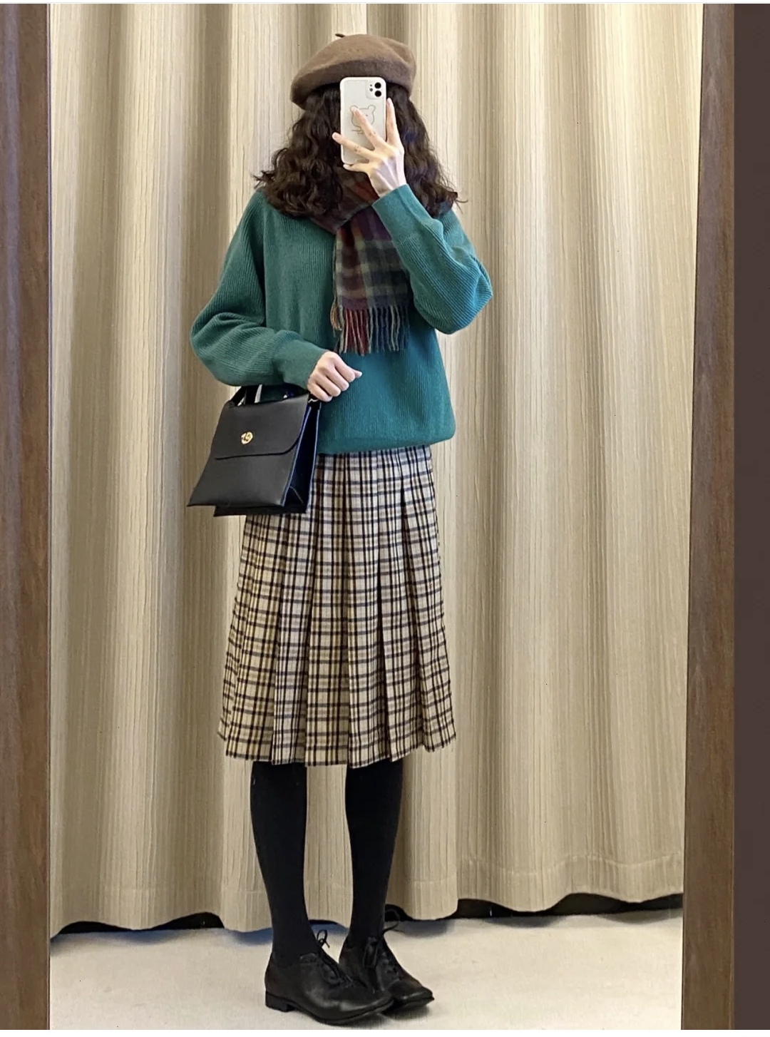 冬季流行鱼尾裙短款羽绒服穿搭,深色羽绒服搭配什么色的半身裙