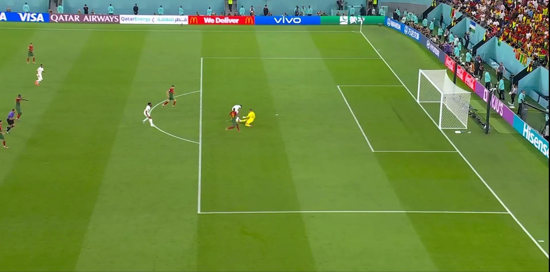 比赛中的意想不到的瞬间,c罗身体对抗顶翻对手表情亮了