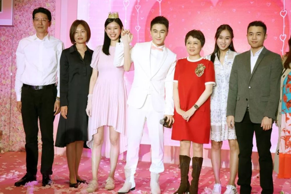 奚梦瑶：母凭子贵嫁豪门，与窦骁绯闻惹争议，她能否坐稳贵妃之路