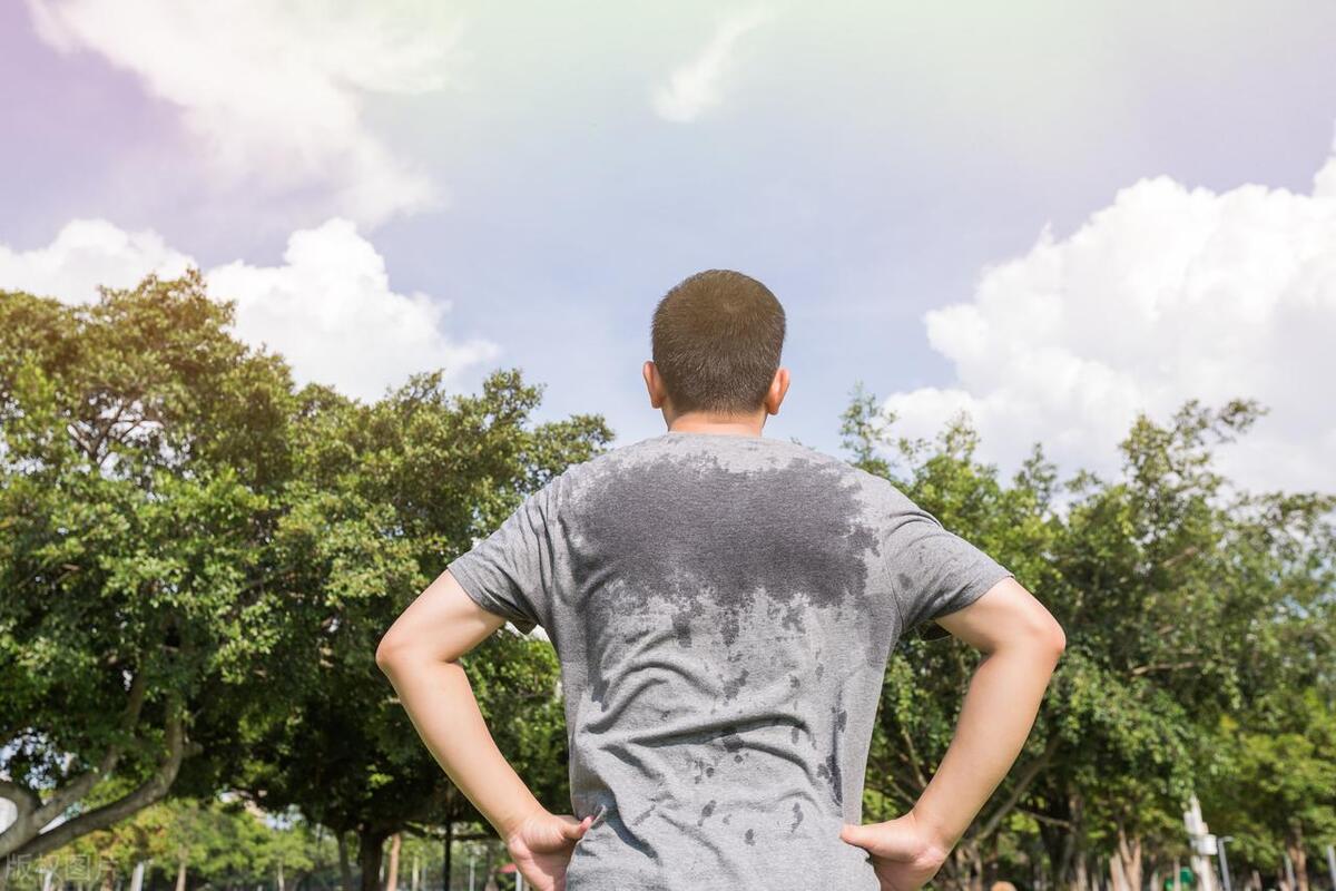 男人潮湿是什么原因引起的,男人大腿窝潮湿是什么原因