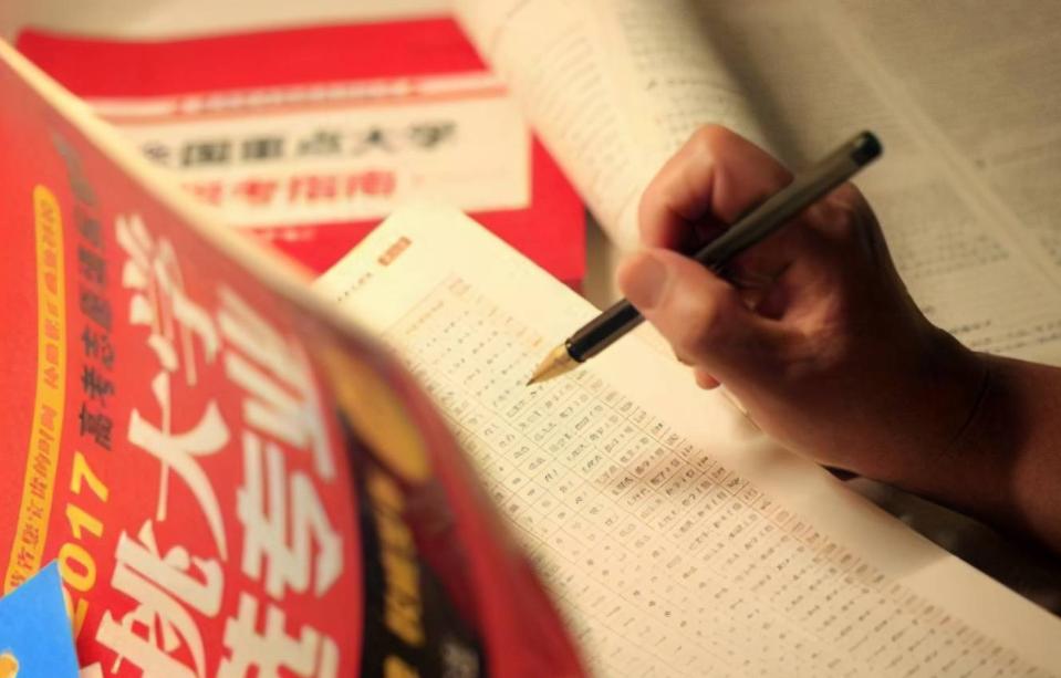 给志愿填报专家交八千多咨询费，就能选到好学校好专业？