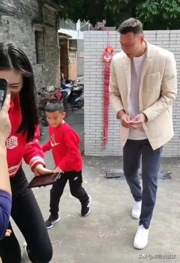 易建联一家三口,易建联回老家过年