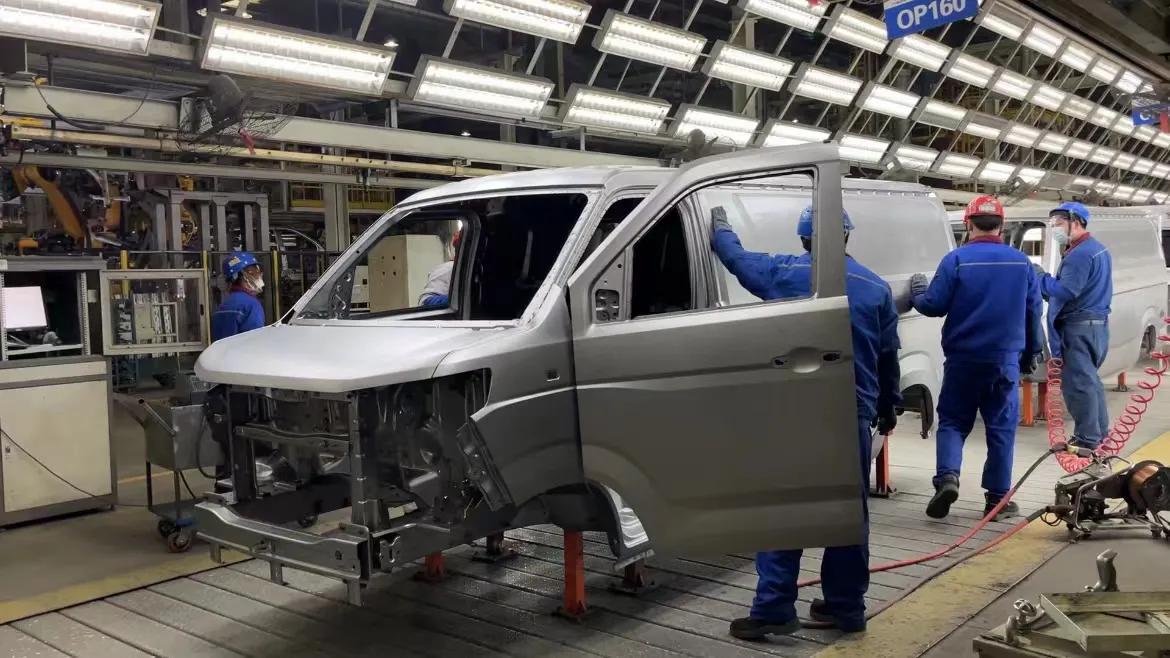 拼在*光春**里——年产值达150亿！这家企业每两分钟就有一台新车“诞生”