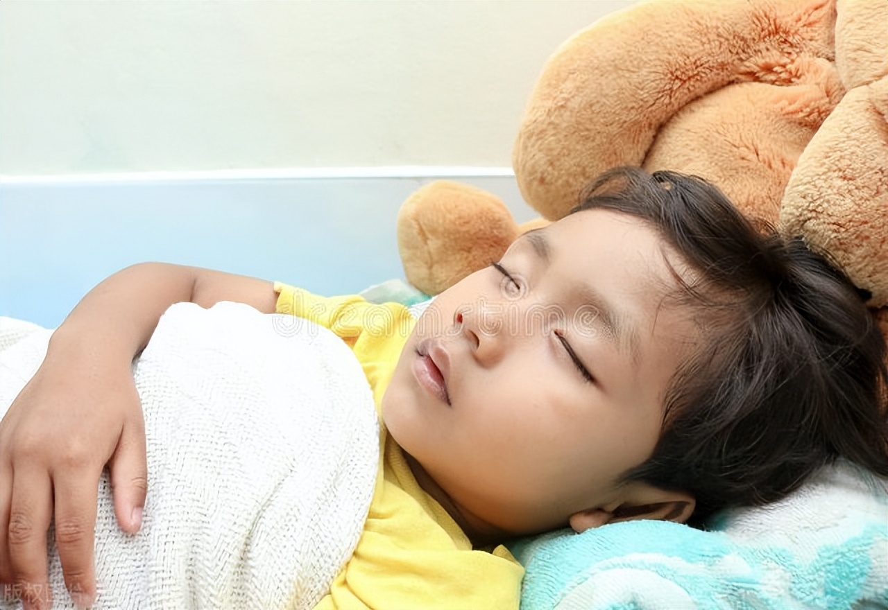 小孩晚上发烧早上又好了要吃药吗,白天好好的到晚上就发烧手也热