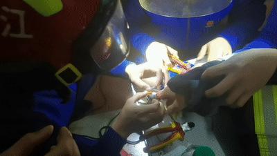 老人手卡厕所便池消防紧急施救,老人手卡进甘蔗榨汁机消防救援