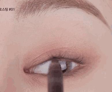 内眼线手把手教程,画下眼线的眼线教程