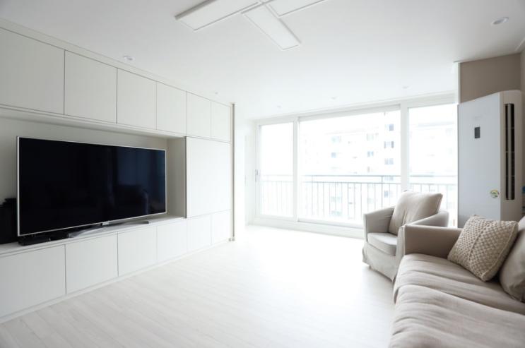 满墙电视柜用什么颜色显得不压抑,满墙电视柜为何难看又压抑