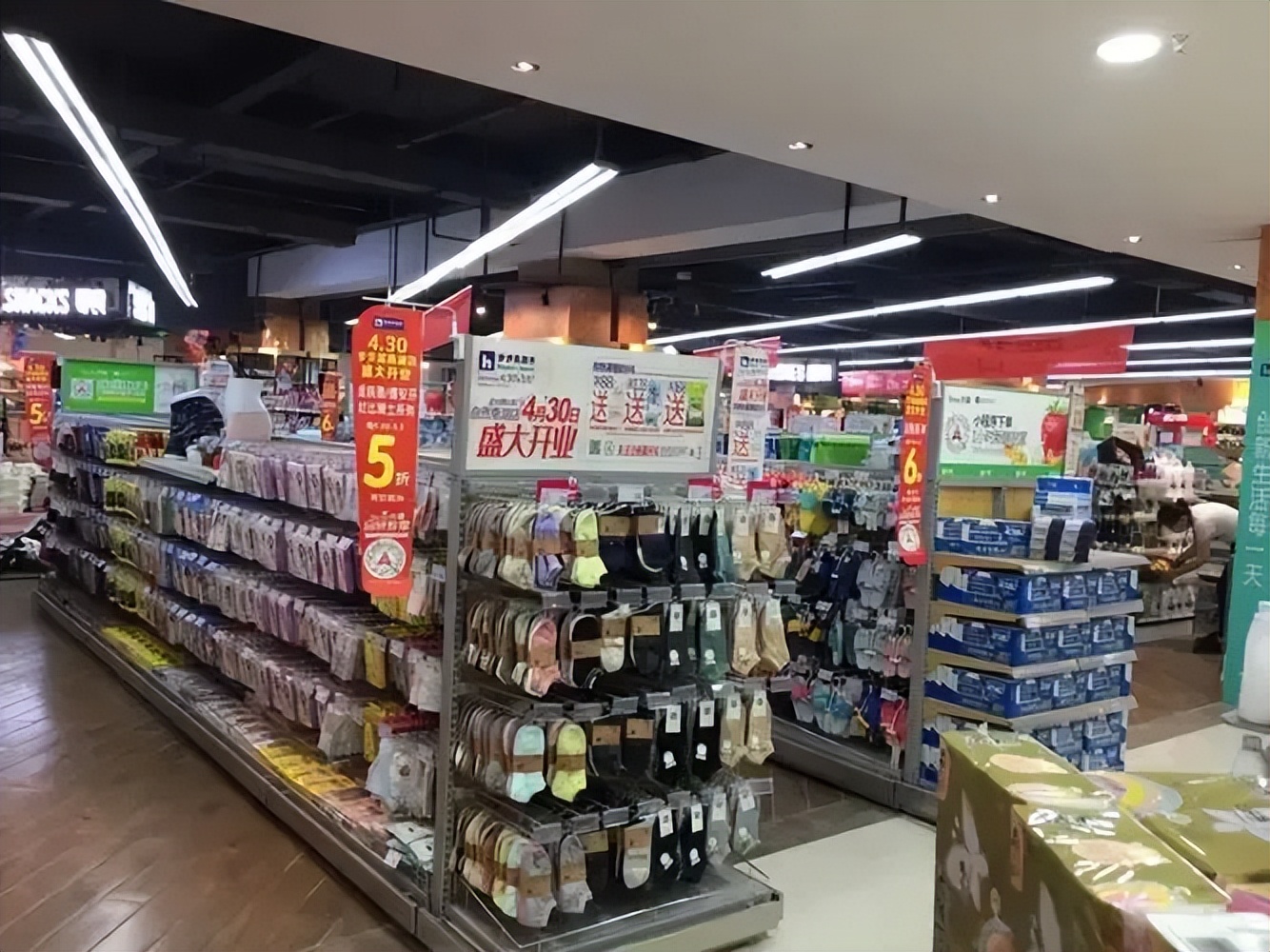 小伙月入过万，买双布鞋的钱还得靠偷，妻子直言：有前科才不给钱