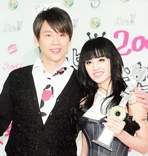 至今无法超越的八大经典情歌对唱,现在正流行的一首经典情歌对唱