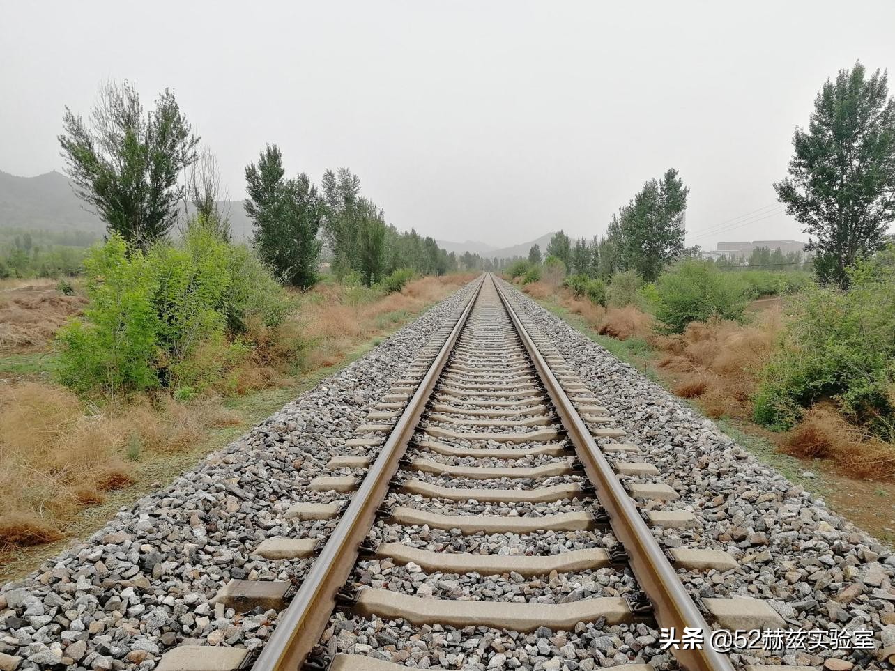 高铁钢轨数百公里没有缝，热胀冷缩咋办？不怕，中国有绝招