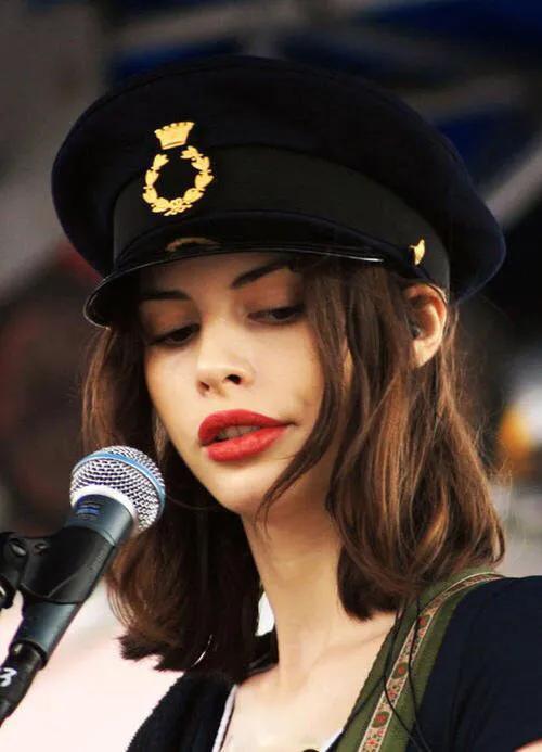 夏洛特·坎普·米尔赫洒脱美艳才华横溢世界最美贝斯手的酷女孩