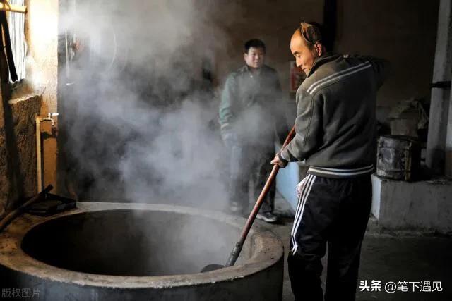 食用油被别人投毒,女子自曝一家16口被投毒