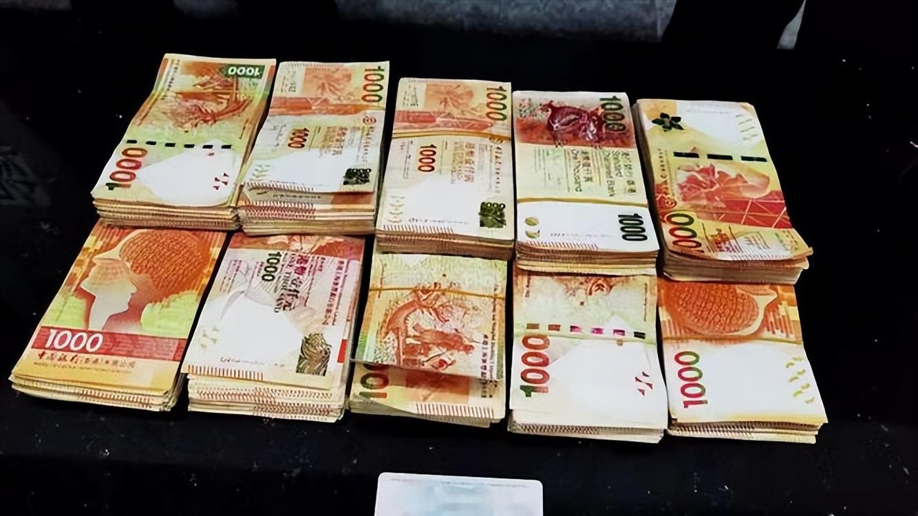 “海关巨贪”杨前线，贪财好色*养包***妇情**被判死刑，下场大快人心