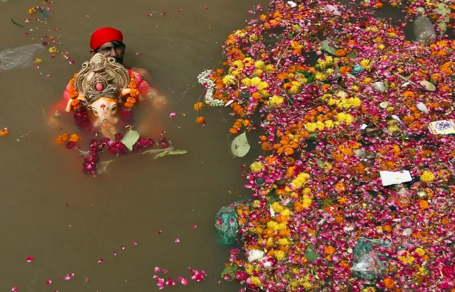 印度恒河水那么脏为何不生病,印度恒河水到底多脏有粪便