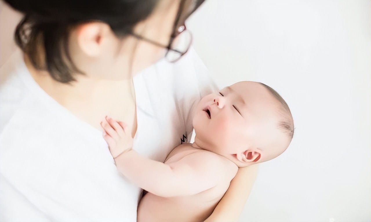 婴儿一抱就睡一放就醒,婴儿抱着睡放下就醒折腾一晚