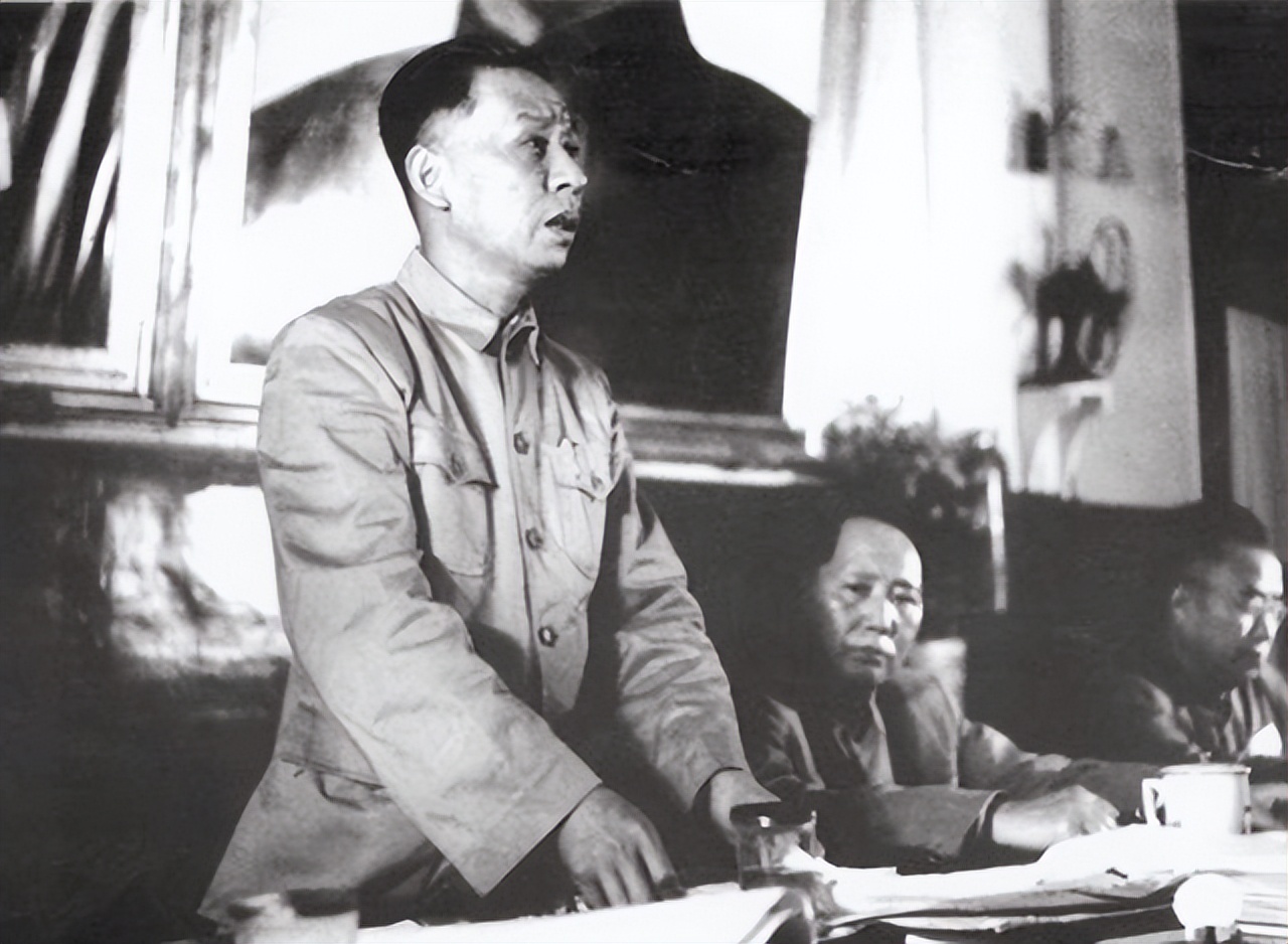 伟人抽烟趣事：毛主席爱抽雪茄，*少奇刘**抽便宜烟，*小平邓**被递条子