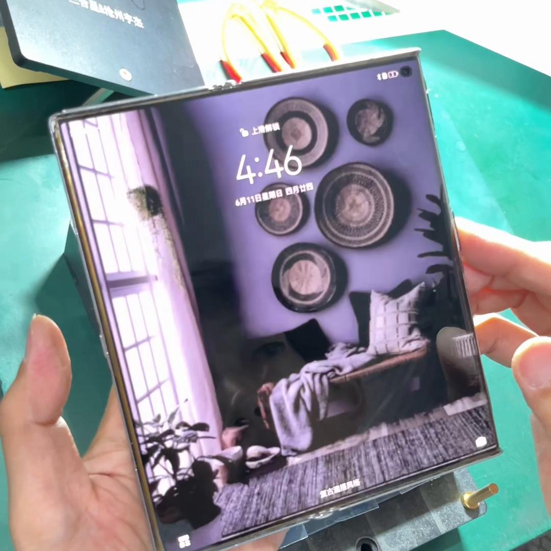 华为折叠手机matexs2折痕,华为xs2折痕处颜色深