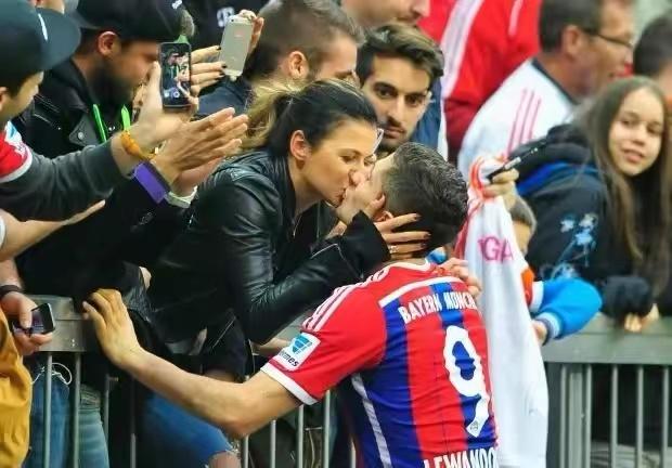 世界足球十大美娇妻名单,世界杯安娜亲吻莱万