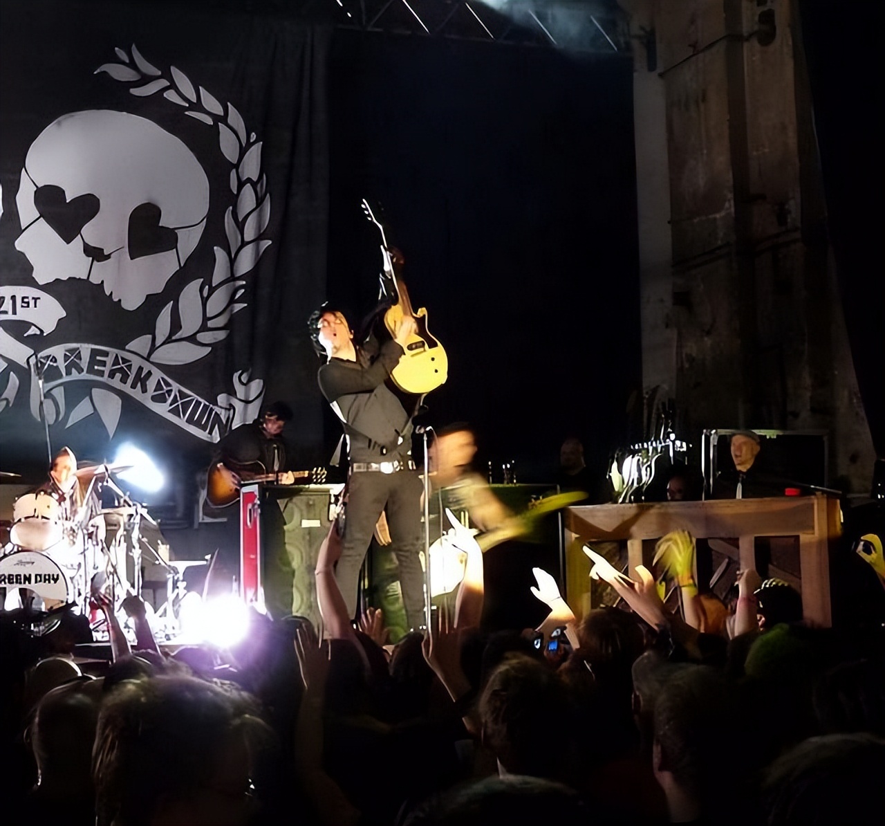 盘点史上15场最灾难性的现场演出！公开辱国，甚至裸露隐私部位？