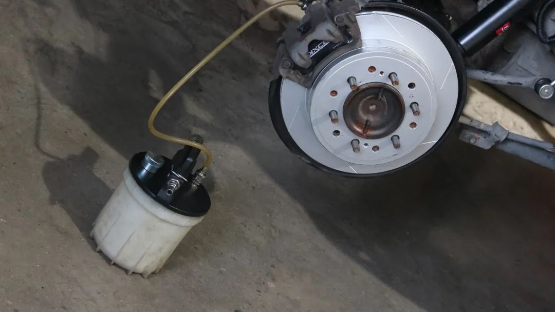 2003年的丰田老霸道，33万公里“车况残旧”，翻新复活变新车