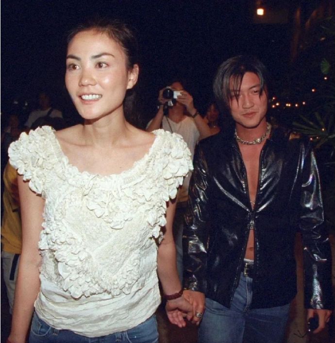 王菲和谢霆锋的机场牵手秀恩爱,王菲久违现身与谢霆锋牵手秀恩爱