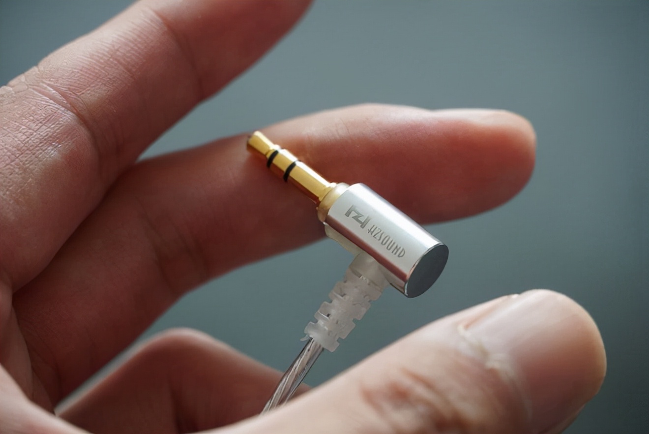 面对微型有线耳机的音质，我手里60个真无线全部投降