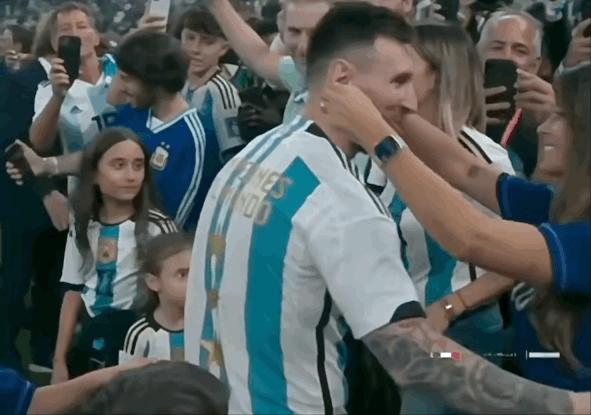 梅西夺冠后亲吻妻子,梅西夺冠亲吻爱妻