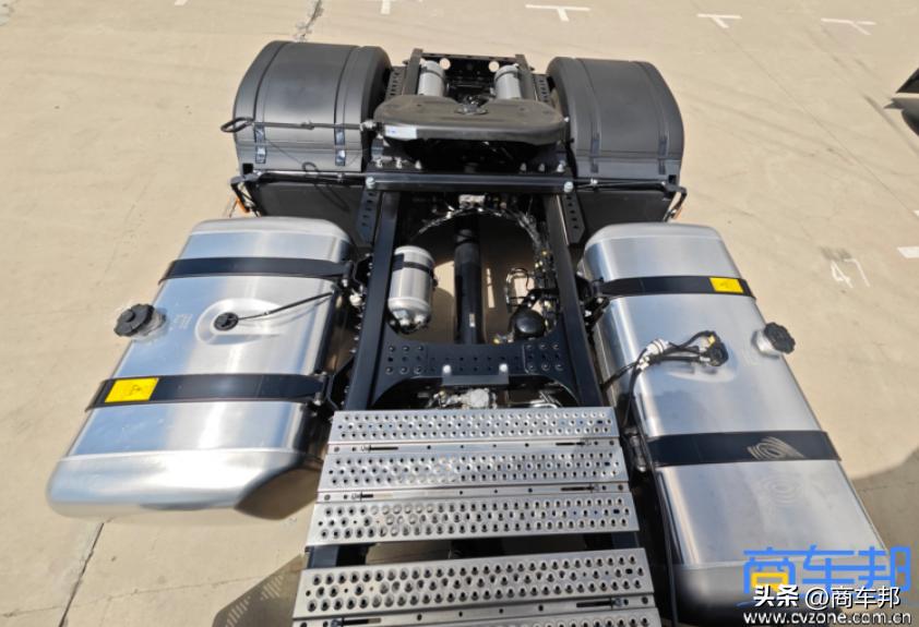 4x2牵引车运什么,2025款奔驰4x2牵引车最新款