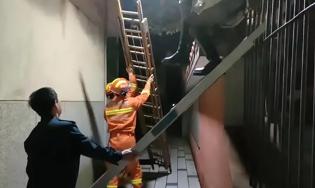 女孩早上爬墙去约会，私密处被保安倒刺刺伤，女孩：好尴尬