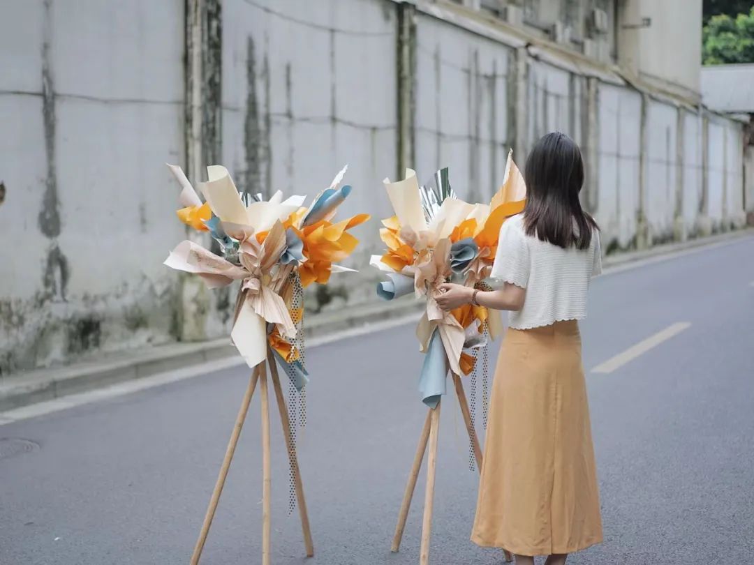 22岁，疫情下开62㎡花店，月营业额做到6万元，独特是他的标签