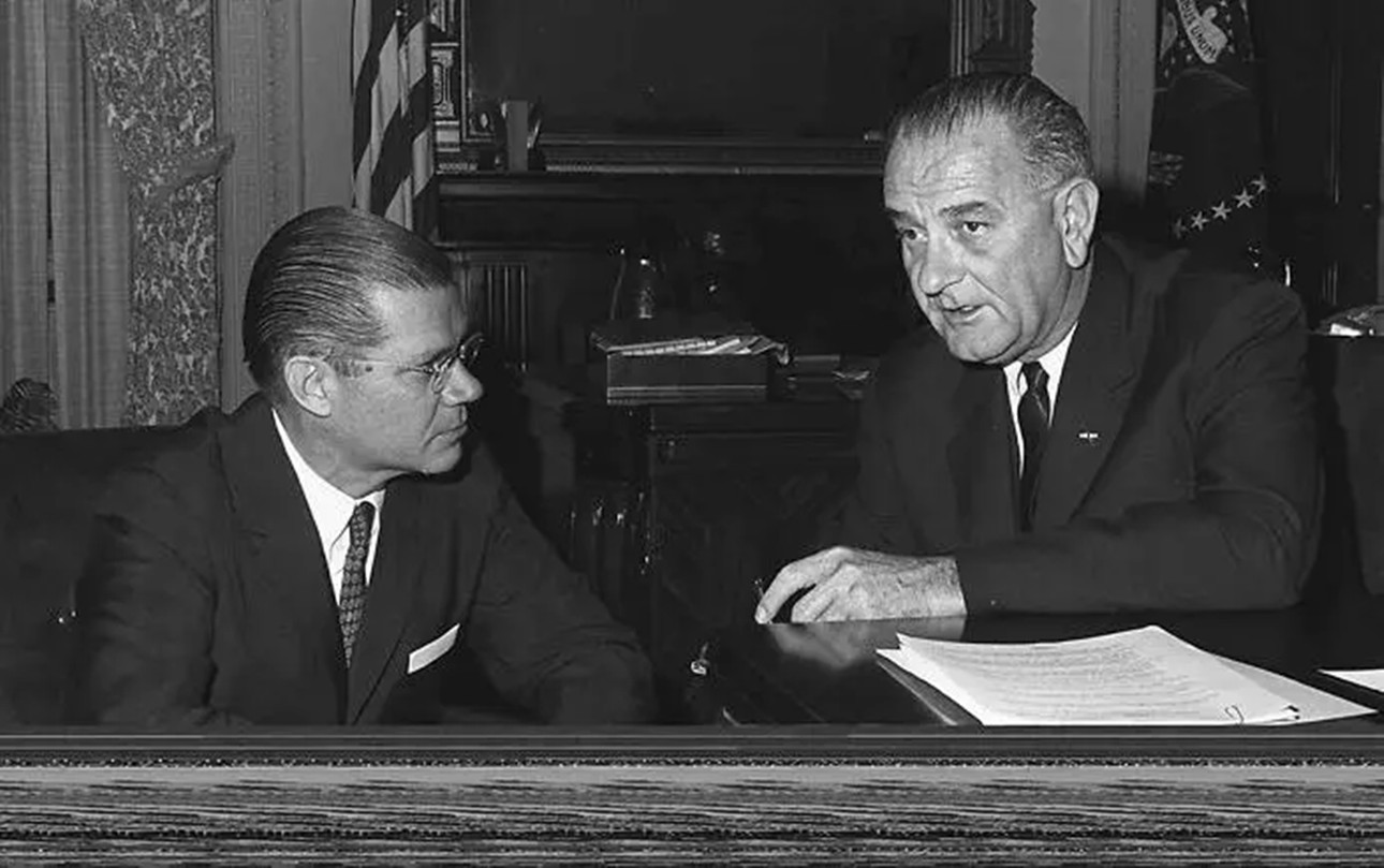 朝鲜扣押美国舰船，美军出动百架战机进逼，最后为何却选择道歉