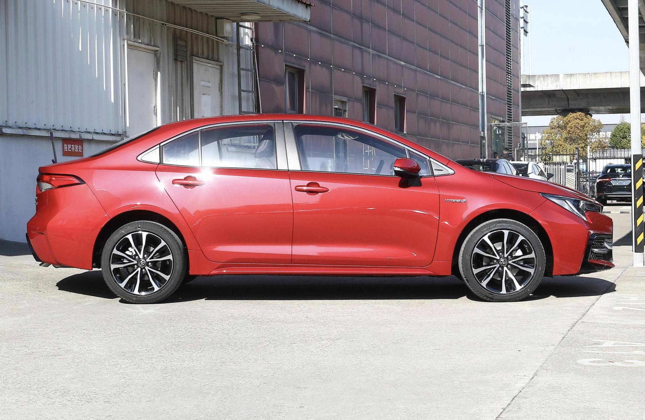 丰田雷凌2021款和大众速腾测评,雷凌和速腾对比哪个更值得入手