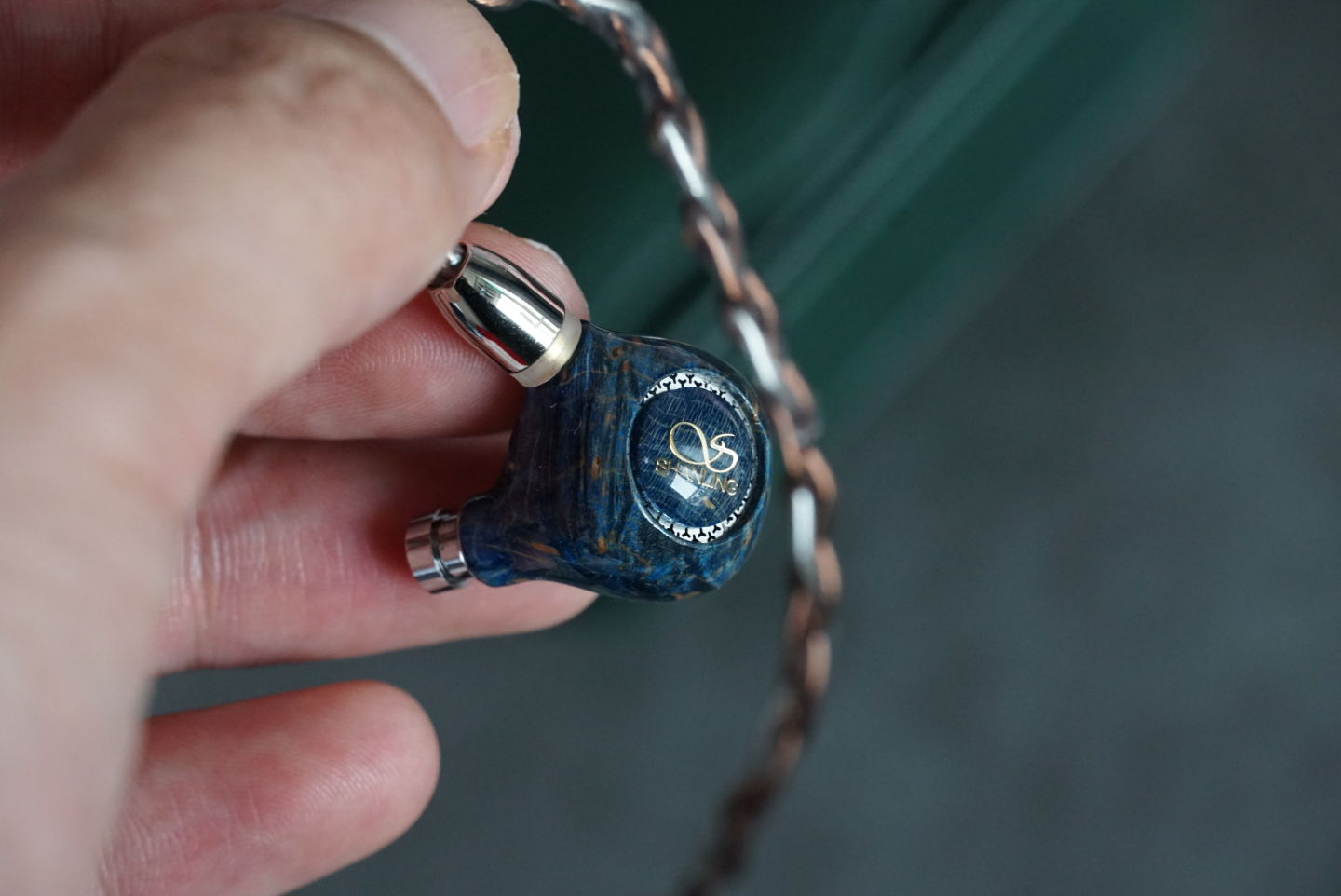 就像是送到宫里的耳机，仅3000元出头，靛蓝色木制入耳式动圈杰作