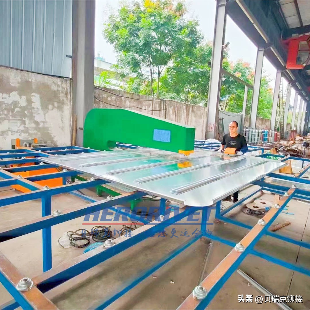 自穿刺铆钉机报价,定制铆钉机费用