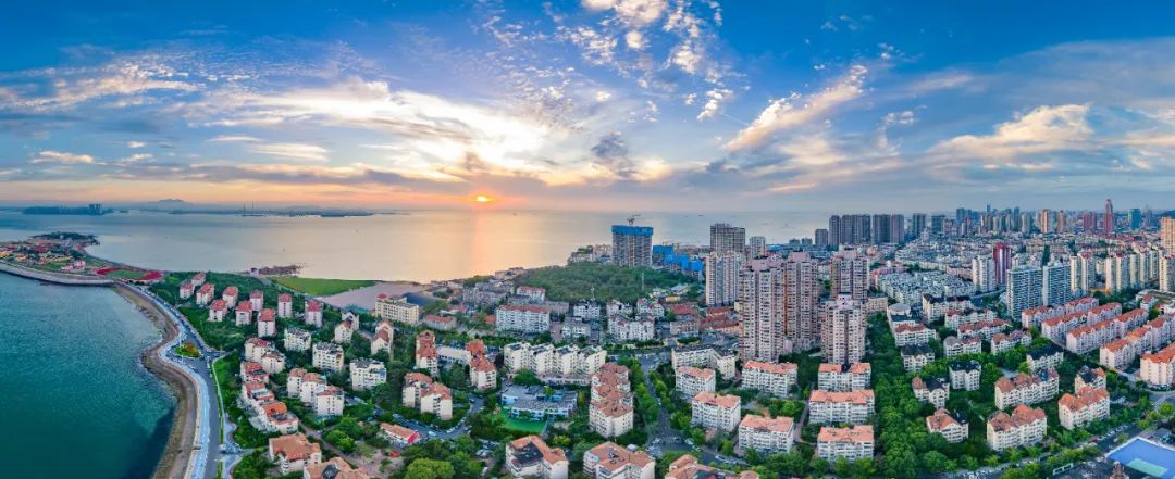 270°观海的环幕飘窗前，市南进入了海景房的新时代