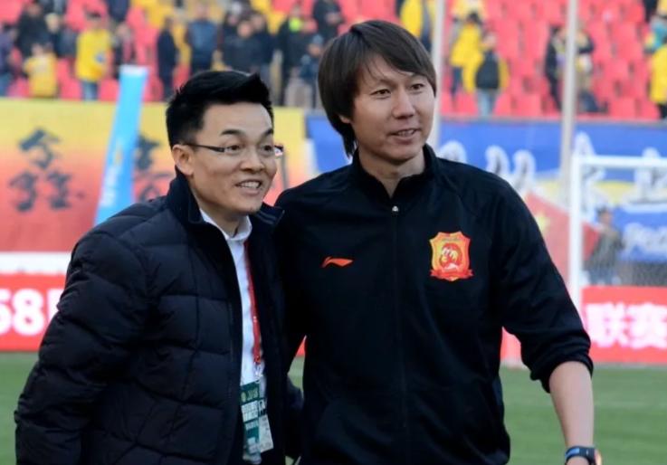 李铁太毒了！降级队解散拜铁子所赐，留下亿元债务，祸害武汉足球