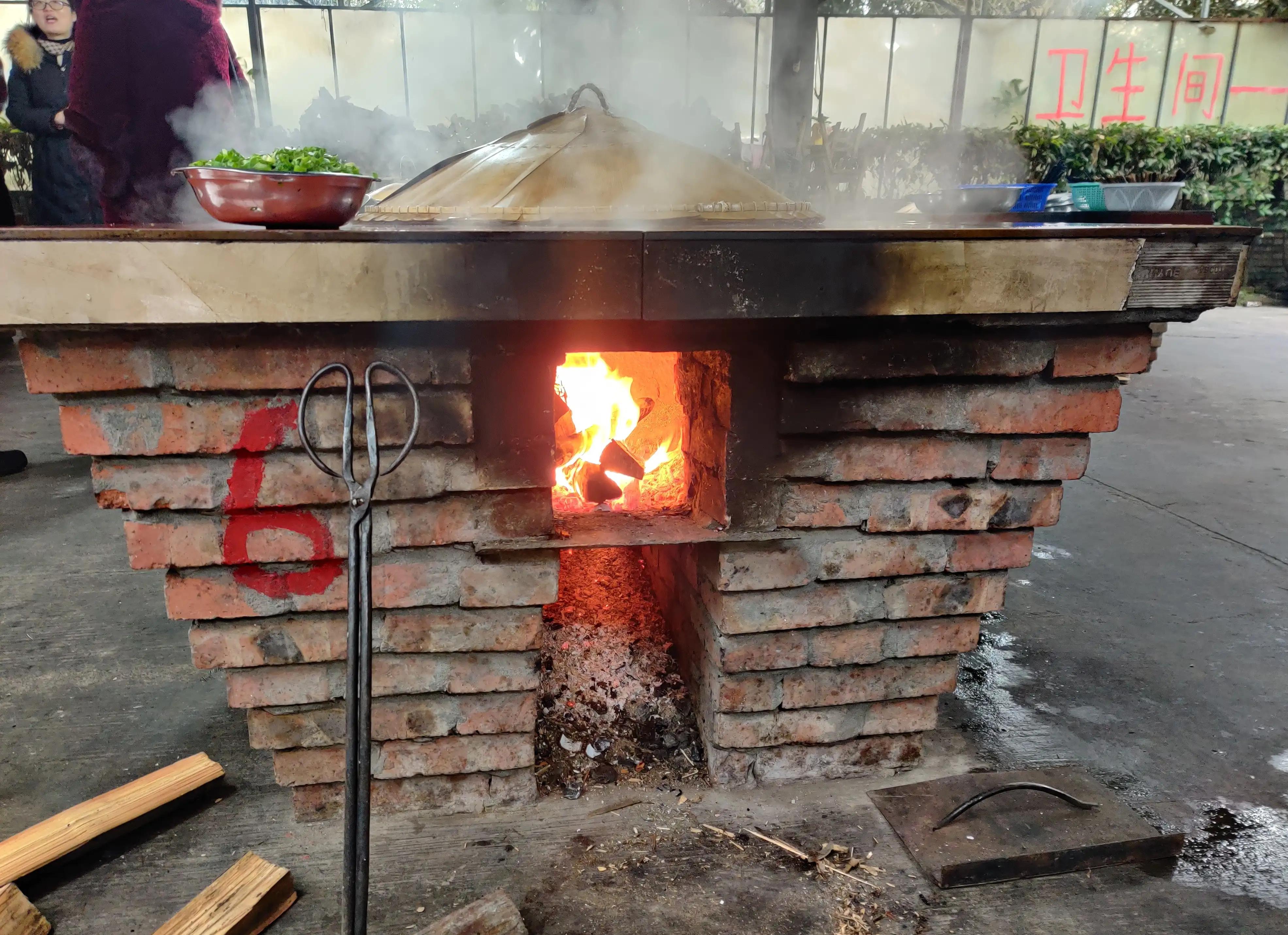 美味柴火鸡铁锅炖,美味柴火鸡汤