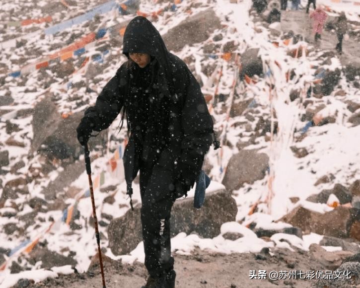 毕夏携张恒远遗照神山祈福，三步一叩额头磕肿淤青，张敏陪伴。
