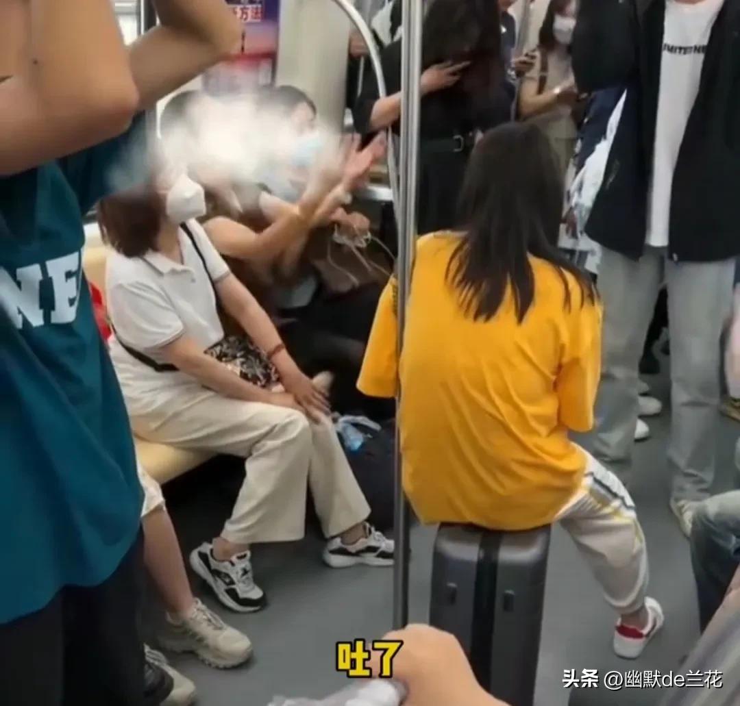 大妈地铁上指责男生搂着女友,大妈地铁指责男生搂女友