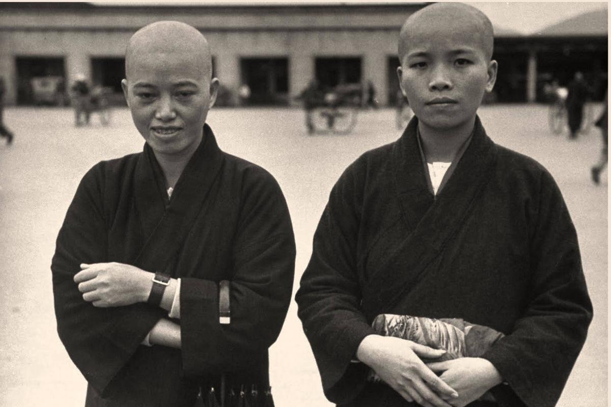 女子身穿日本侵华军装照片,女子穿侵华日军服装摆拍新闻视频