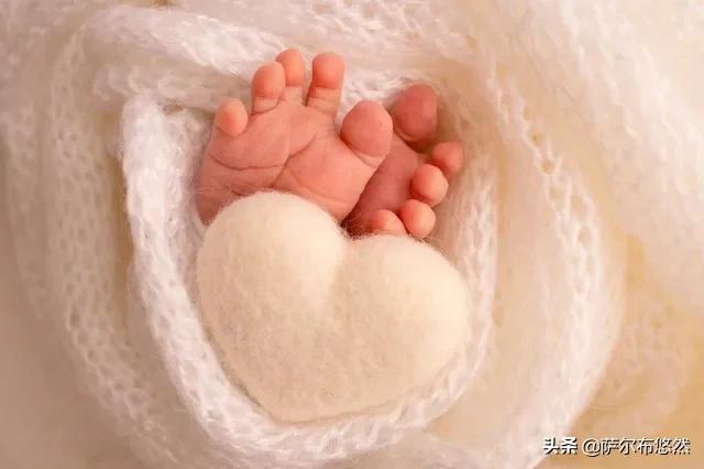 宝宝的下眼皮发青,宝宝的下眼睫毛贴在眼球上怎么办