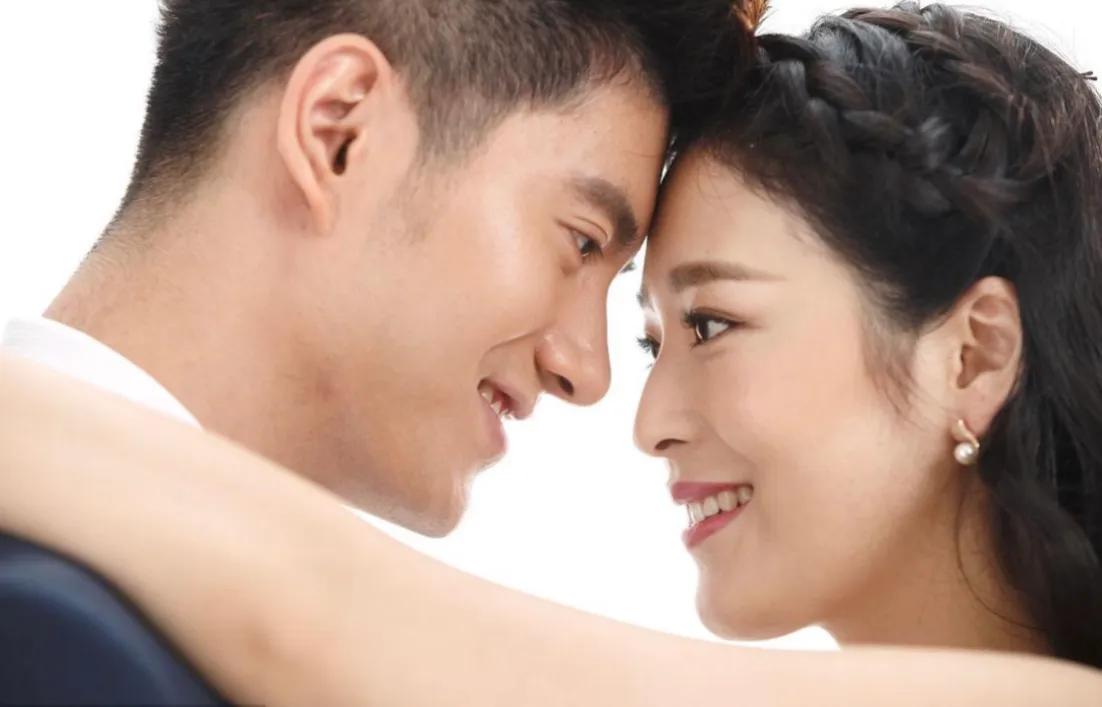 男人亲嘴时有哪三种表现说明爱你,男人亲嘴时几个动作说明爱你
